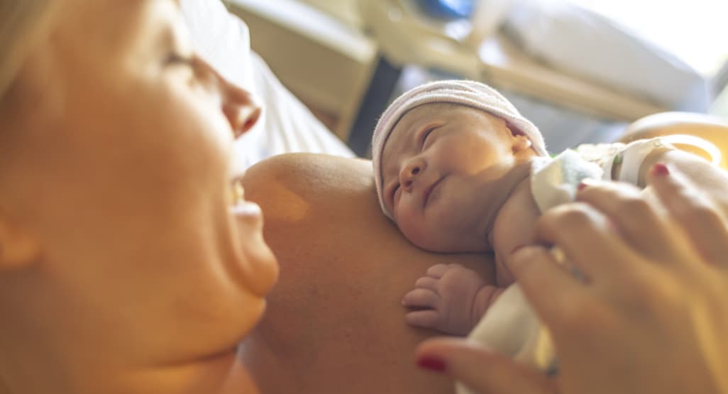 Përfitimet e kontaktit lëkurë-më-lëkurë me të porsalindurin
